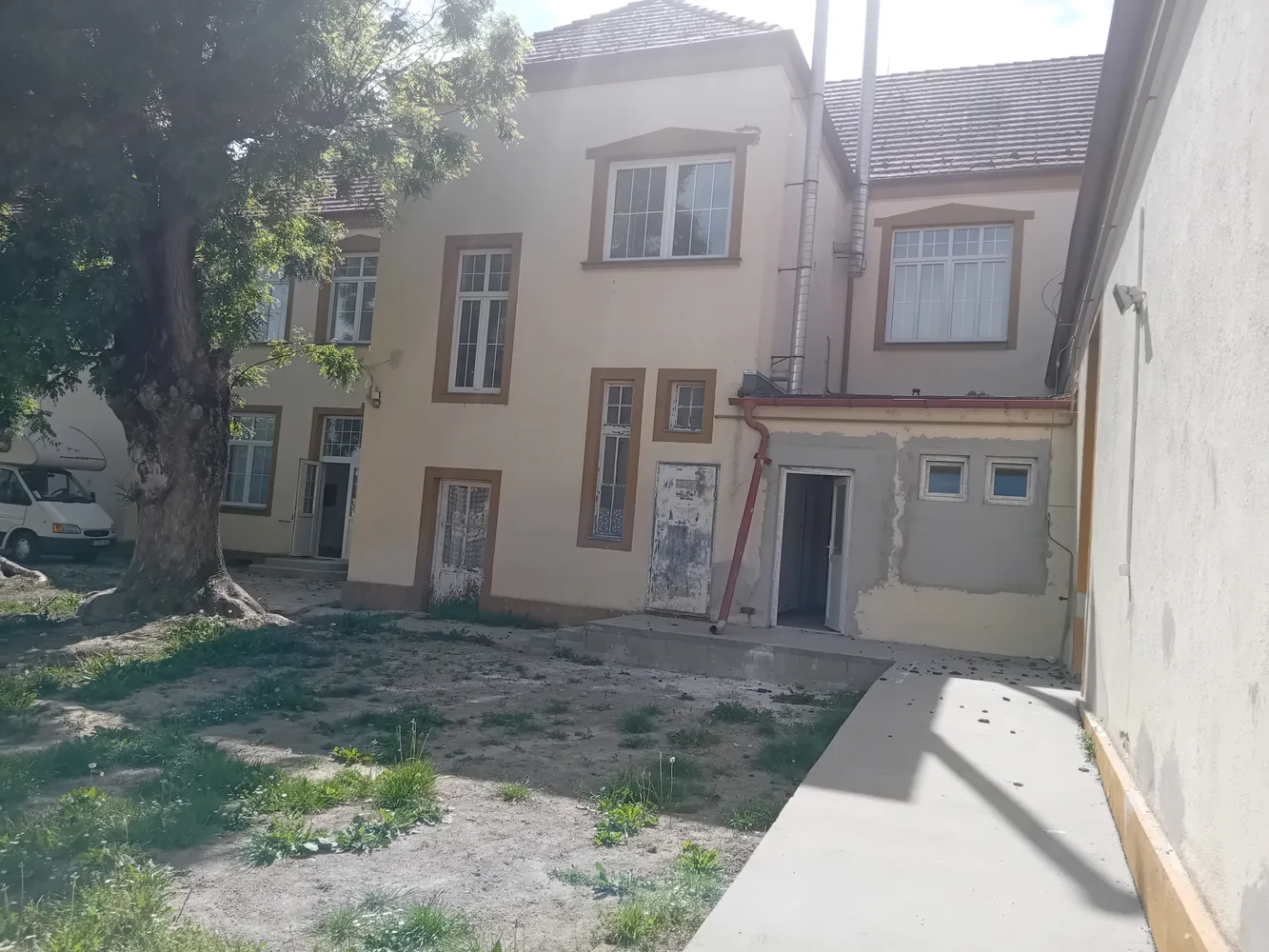 Lakóház villamos hálózatának felülvizsgálata.
